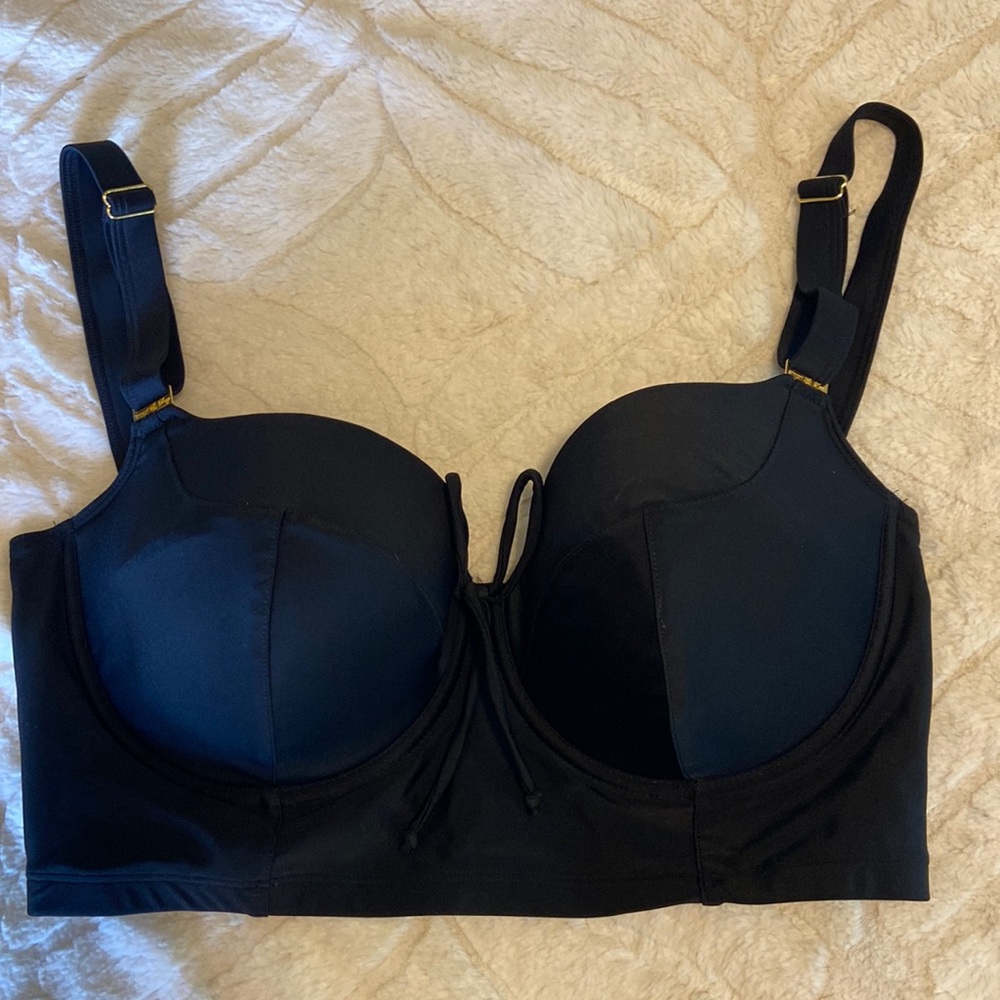 Smart and sexy bikini top. Corset like.